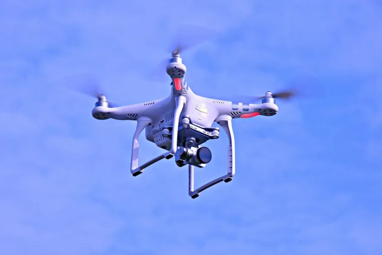 Un drone en vol dans un ciel bleu.