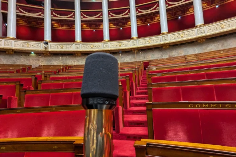 Les débats au Parlement peuvent durer jusqu’à 70 jours, conformément à la Constitution.