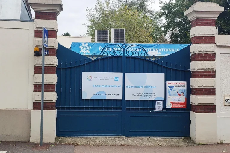L'école est située à proximité du parc de Maisons-Laffitte.