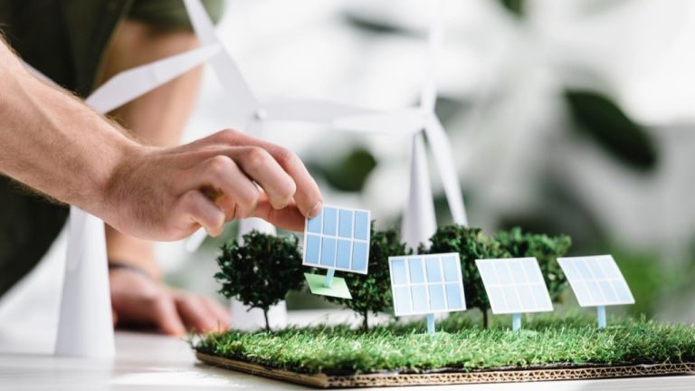 maquette de projet d'implantation d'éoliennes et de panneaux solaires. stock-image-250472176-M