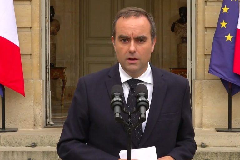 Le Premier ministre Sébastien Lecornu devant Matignon, s'exprimant devant un micro quelques minutes après l'annonce de sa démission, le 6 octobre 2025.