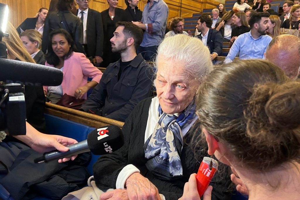 Elisabeth Badinter répondant aux questions des médias lors du prix en hommage à son défunt mari