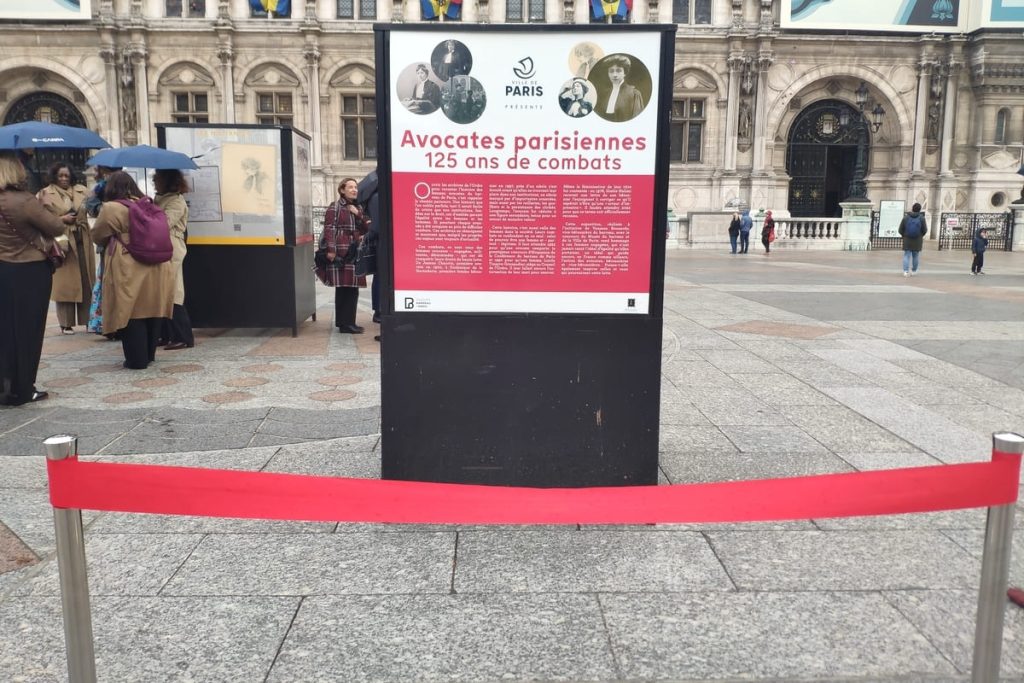 Dominique De la Garanderie, première bâtonnière de Paris représentée sur les affiches, a également fait le déplacement pour l’inauguration