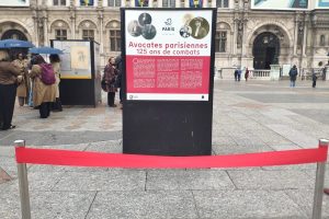 Dominique De la Garanderie, première bâtonnière de Paris représentée sur les affiches, a également fait le déplacement pour l’inauguration