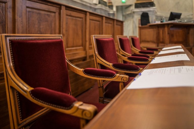 Des chaises vides réservées aux jurés dans un cour d'assises