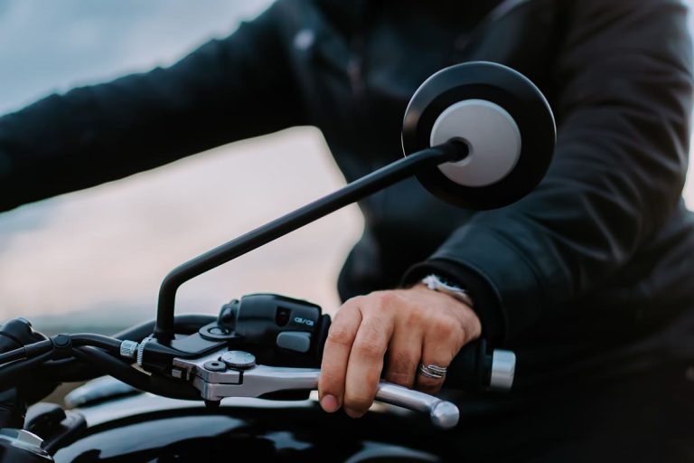 La vidéo montre la voiture heurter la moto de côté, et le motard lever le bras en protestation ©GettyImages-Kristina Kokhanova