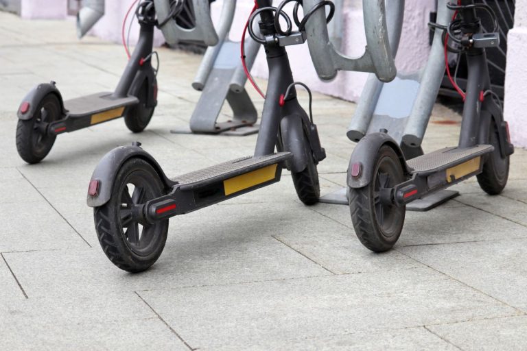 Depuis le vendredi 10 octobre, il est désormais interdit de circuler avec des trottinettes électriques dans certaines zones piétonnes de Saint-Denis