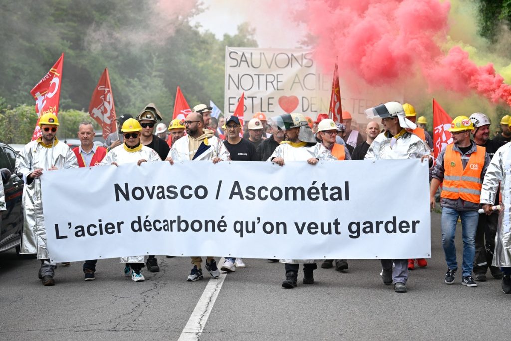 Des employés du sidérurgiste NovAsco et des élus mosellans manifestent lors d'une marche citoyenne en soutien aux salariés de l’usine, à Hagondange, dans le nord-est de la France, le 4 septembre 2025.