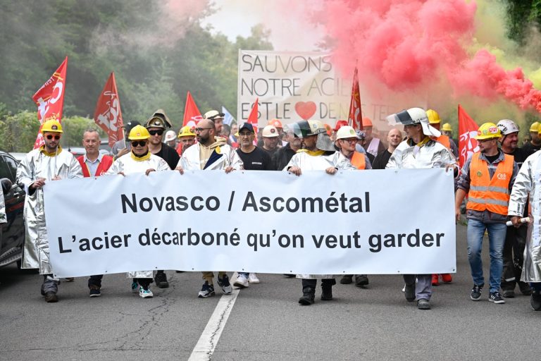 Des employés du sidérurgiste NovAsco et des élus mosellans manifestent lors d'une marche citoyenne en soutien aux salariés de l’usine, à Hagondange, dans le nord-est de la France, le 4 septembre 2025.