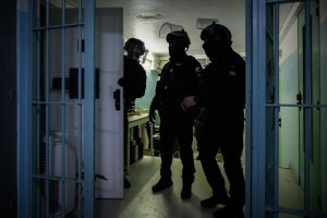 Des membres des équipes régionales d'intervention et de sécurité (ERIS) procèdent à une fouille corporelle d'un détenu sous haute sécurité avant son transfert vers la nouvelle prison de haute sécurité de Condé-sur-Sarthe, le 20 novembre 2025