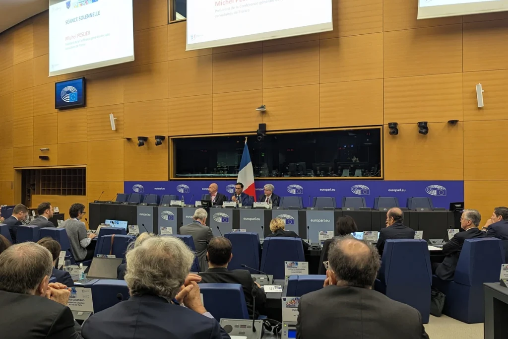 Le congrès a eu lieu dans une salle de commission du Parlement européen, à Strasbourg.