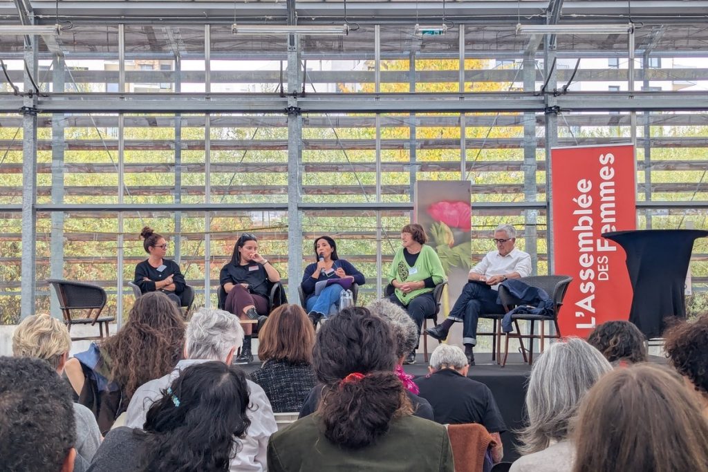 Le samedi 18 octobre dernier, à Saint-Ouen-sur-Seine (Seine-Saint-Denis) s’est déroulée la 32ème Université féministe organisée par l’Assemblée des femmes dans la Serre Wangari