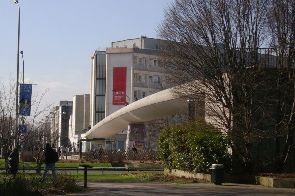 L'université Paris-Est Créteil et sa passerelle vues de loin