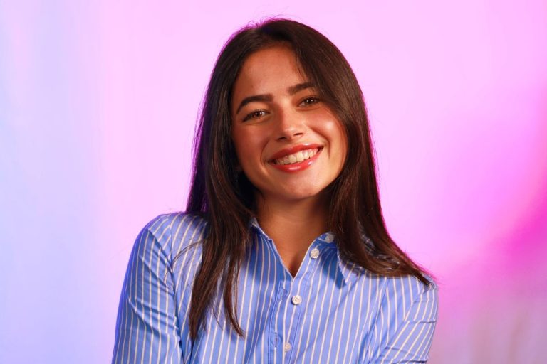 Miel Abitbol : Créatrice de contenus suivie par 2 millions de personnes sur TikTok et fondatrice de Lyynk, une application pour aider les adolescents à prendre soin de leur santé mentale.