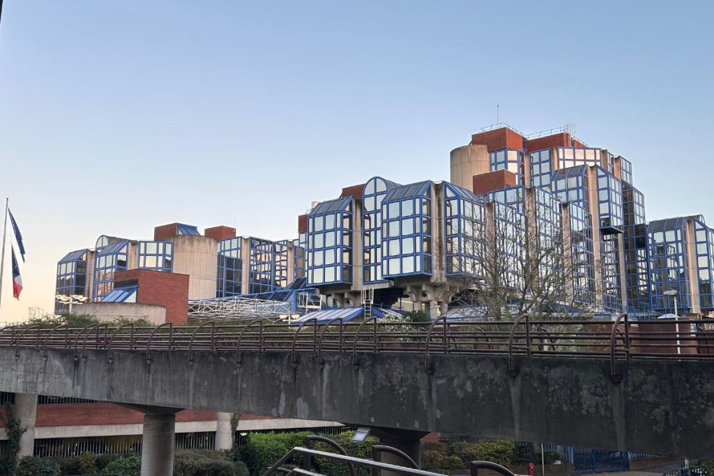 Mardi 4 novembre 2025, la bâtonnière du département, Sandrine Beressi a réagi avec fermeté dans un post sur LinkedIn à la mise en examen, samedi, de deux policiers de 35 et 23 ans pour viols