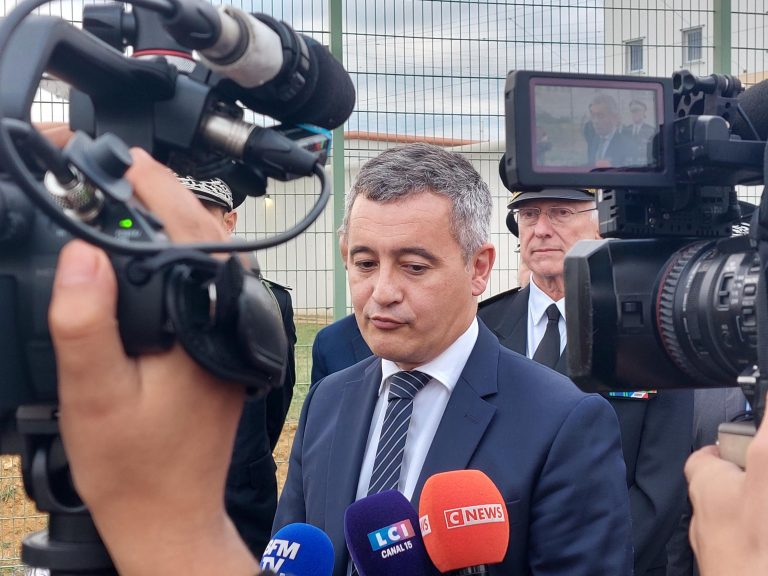 Gérald Darmanin visite le centre pénitentiaire de Réau, en octobre 2025.