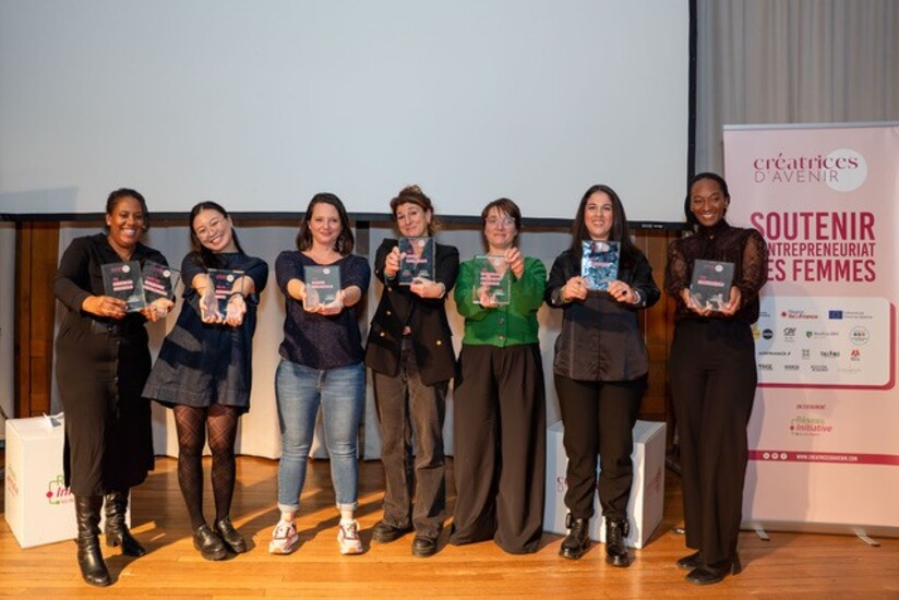 Les lauréates ont également reçu un trophée symbolisant leur réussite.
