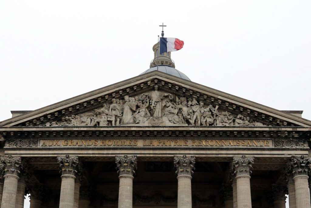 Le Panthéon à Paris, édifice emblématique civil et laïque, arbore toujours à son faîte la croix de l’église génovéfaine qu’il fut jusqu’à la Révolution. © Étienne Madranges