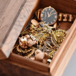 Dans le Val-de-Marne, deux faux policiers volent pour plus de 400&nbsp;000 euros de bijoux à une vieille dame