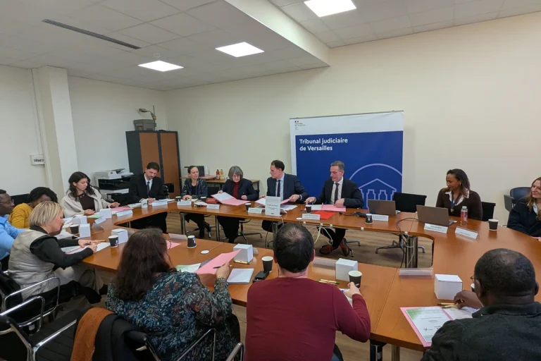 Le comité est notamment composé de citoyens tirés au sort et d'étudiants en droit.