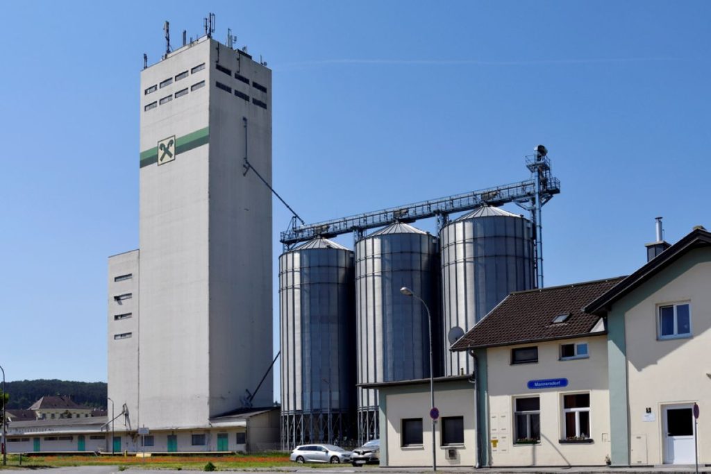 silos de coopérative agricole. stock-image-484542438-M