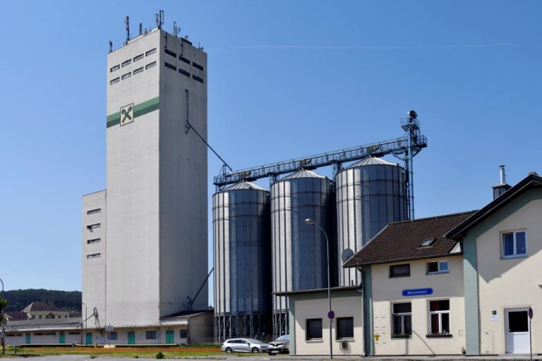 silos de coopérative agricole. stock-image-484542438-M