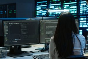 Structure de formation destinée aux jeunes âgés de 16 à 30 ans sans diplôme ni qualification, l’E2C accompagne ces derniers dans la construction d’un projet professionnel et leur insertion dans la vie active. Après une première expérimentation menée à Marseille, la structure et l’entreprise ont donc choisi de poursuivre et d’approfondir l’initiative en Seine-Saint-Denis.