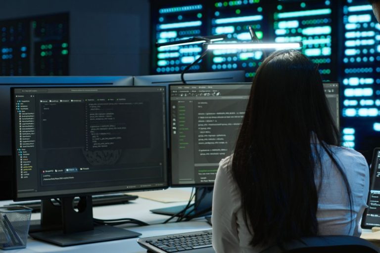 Structure de formation destinée aux jeunes âgés de 16 à 30 ans sans diplôme ni qualification, l’E2C accompagne ces derniers dans la construction d’un projet professionnel et leur insertion dans la vie active. Après une première expérimentation menée à Marseille, la structure et l’entreprise ont donc choisi de poursuivre et d’approfondir l’initiative en Seine-Saint-Denis.