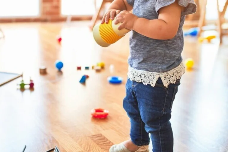 Depuis 2024, 747 248 ont obtenu leur attestation d’honorabilité, quand 3 711 personnes ont été écartées « en raison de condamnations incompatibles avec une activité auprès de mineurs », selon le gouvernement.