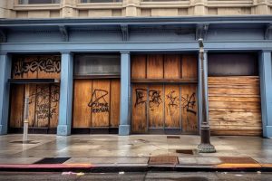 boutique fermée par des planches. stocklib 207336774_m