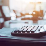 Honoraires d’avocat : sans facture conforme ni service achevé, la reconnaissance de dette reste révisable, juge la Cour de cassation