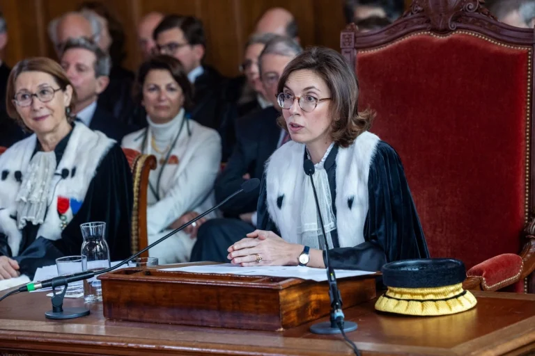 En réponse aux inquiétudes suscitées par sa nomination à un mandat irrévocable, Amélie de Montchalin a assurait qu’elle « partirait bien un jour », suscitant quelques rires.