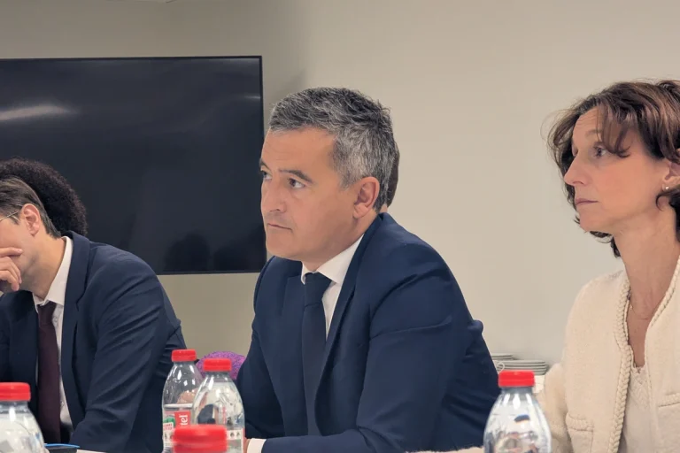 Le ministre de la Justice (notamment accompagnée par la directrice des Affaires criminelles et des Grâces Laureline Peyrefitte) a discuté pendant presque une heure avec les professionnels du droit versaillais.