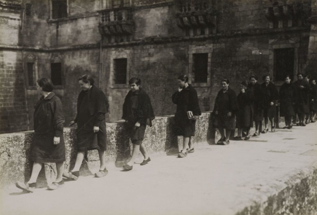 Pupilles sortant en rang dans le jardin du château de l'école de préservation de Cadillac. Photo studio Henri Manuel. 1929-1931 Bibliothèque du Centre des monuments nationaux, 2017.6.37 © Reproduction Jean-Luc Paillé/CMN