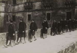 Pupilles sortant en rang dans le jardin du château de l'école de préservation de Cadillac. Photo studio Henri Manuel. 1929-1931 Bibliothèque du Centre des monuments nationaux, 2017.6.37 © Reproduction Jean-Luc Paillé/CMN