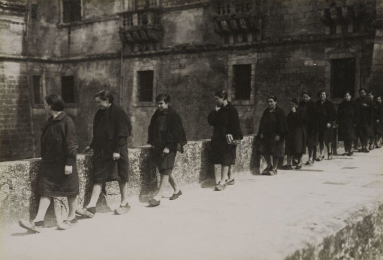 Pupilles sortant en rang dans le jardin du château de l'école de préservation de Cadillac. Photo studio Henri Manuel. 1929-1931 Bibliothèque du Centre des monuments nationaux, 2017.6.37 © Reproduction Jean-Luc Paillé/CMN