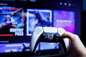 Une étude du CROCIS publiée en février 2026 indique ainsi que l’Association Française du Jeu Vidéo recense plus de 300 sociétés spécialisées implantées en Île-de-France, soit 42 % des acteurs nationaux et plus de 4 000 emplois.