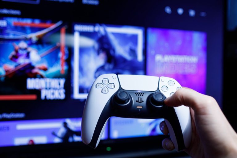Une étude du CROCIS publiée en février 2026 indique ainsi que l’Association Française du Jeu Vidéo recense plus de 300 sociétés spécialisées implantées en Île-de-France, soit 42 % des acteurs nationaux et plus de 4 000 emplois.