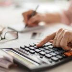 Pensions plus faibles, carrières interrompues : « Les femmes ont intérêt à anticiper davantage leur retraite et à commencer à épargner le plus tôt possible »