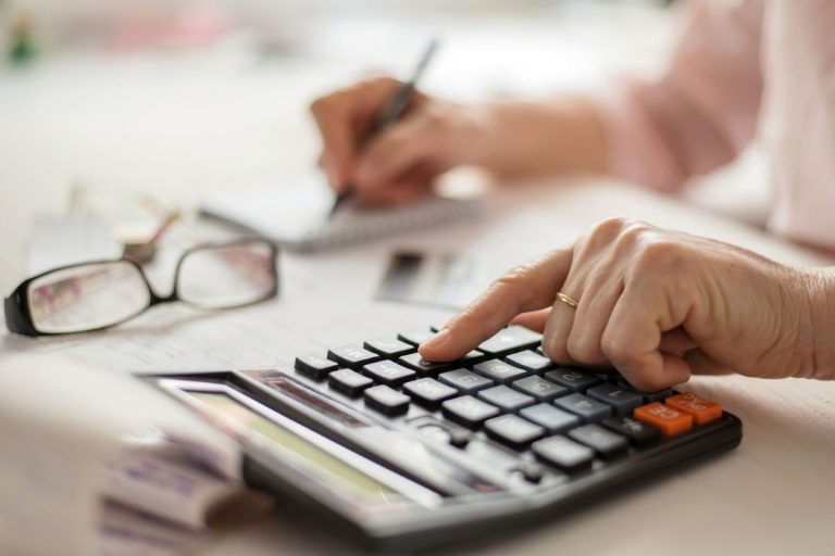 Les écarts de retraite entre les femmes et les hommes persistent en France et restent particulièrement marqués chez les indépendantes et les dirigeantes.