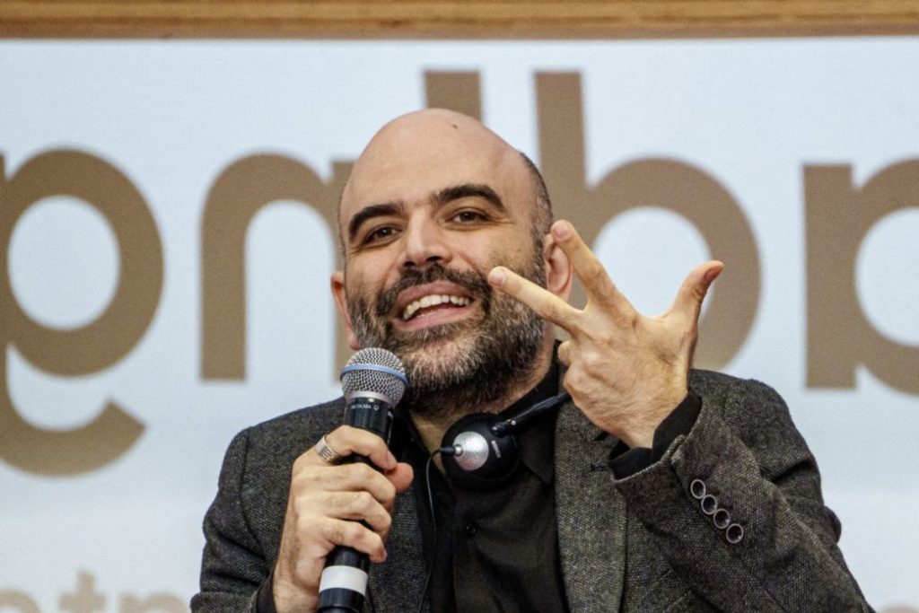 Aux côtés de Vanessa Perrée et d’Olivier Christen, lors d'une conférence à l’Institut de criminologie et de droit pénal de Paris, Roberto Saviano a invité la France à durcir sa stratégie, notamment en s’attaquant aux circuits financiers.