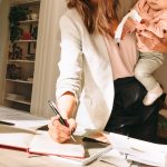 Qu’est-ce que «&nbsp;Secours parentalité&nbsp;», ce dispositif méconnu du barreau de Paris à destination des avocats jeunes parents&nbsp;?