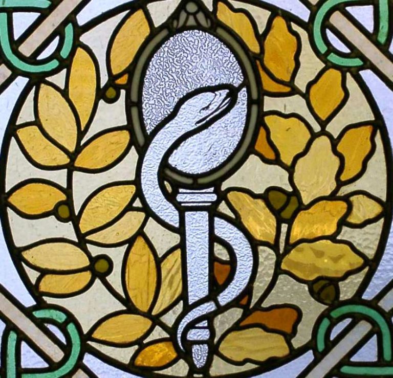 vitrail représentant un miroir enlacé par un serpent.