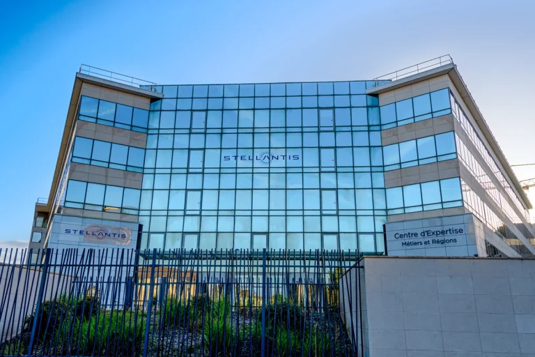 Poissy restera le siège du constructeur avec un centre de recherche et développement et un « green campus » fort de 8 000 personnes.