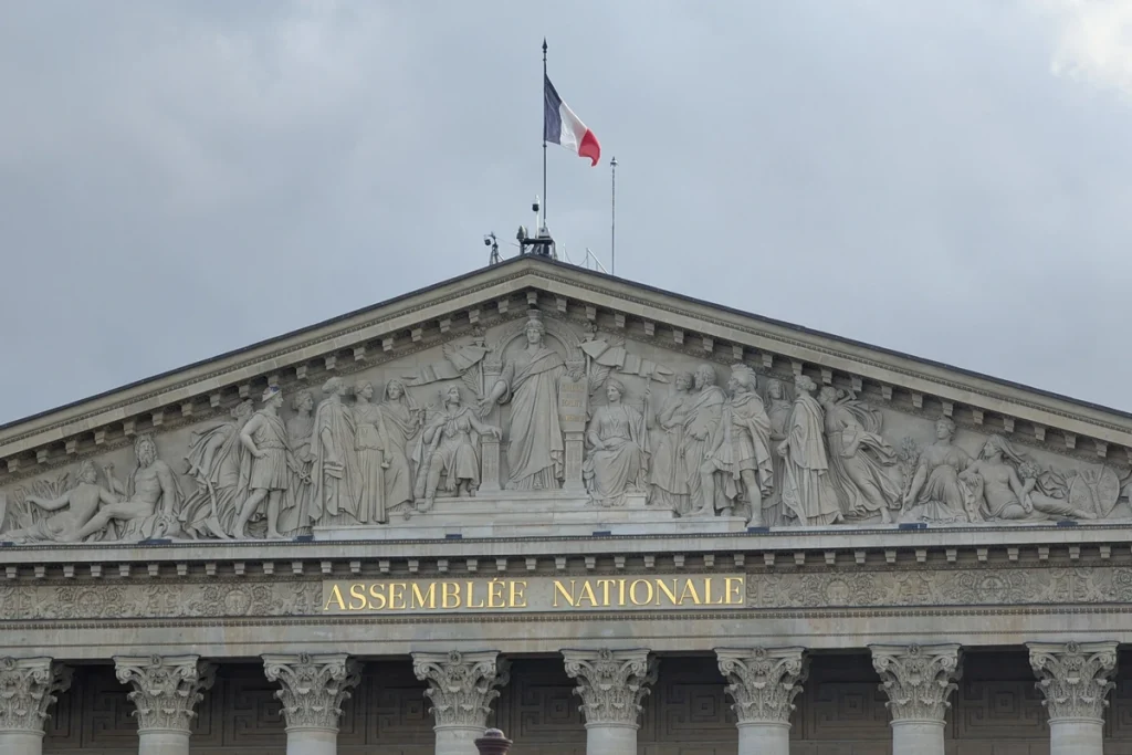 La chambre basse a également débattu de l'histoire esclavagiste et coloniale française, et des effets visibles aujourd'hui à travers les inégalités persistantes entre les outre-mer et l'Hexagone, et les discriminations subies par les personnes noires.