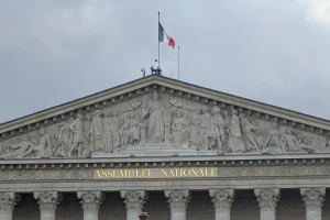 La chambre basse a également débattu de l'histoire esclavagiste et coloniale française, et des effets visibles aujourd'hui à travers les inégalités persistantes entre les outre-mer et l'Hexagone, et les discriminations subies par les personnes noires.