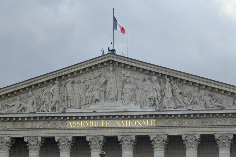 La chambre basse a également débattu de l'histoire esclavagiste et coloniale française, et des effets visibles aujourd'hui à travers les inégalités persistantes entre les outre-mer et l'Hexagone, et les discriminations subies par les personnes noires.