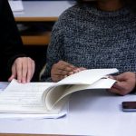 A Courbevoie, des terminales révisent les mathématiques avec des salariés du cabinet Deloitte