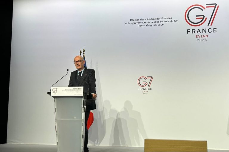 Roland Lescure, s’est exprimé les 18 et 19 mai 2026 lors d’une conférence de presse organisée à Bercy, en amont de la réunion des ministres des Finances et des gouverneurs de banques centrales du G7, préalable au sommet d’Évian.