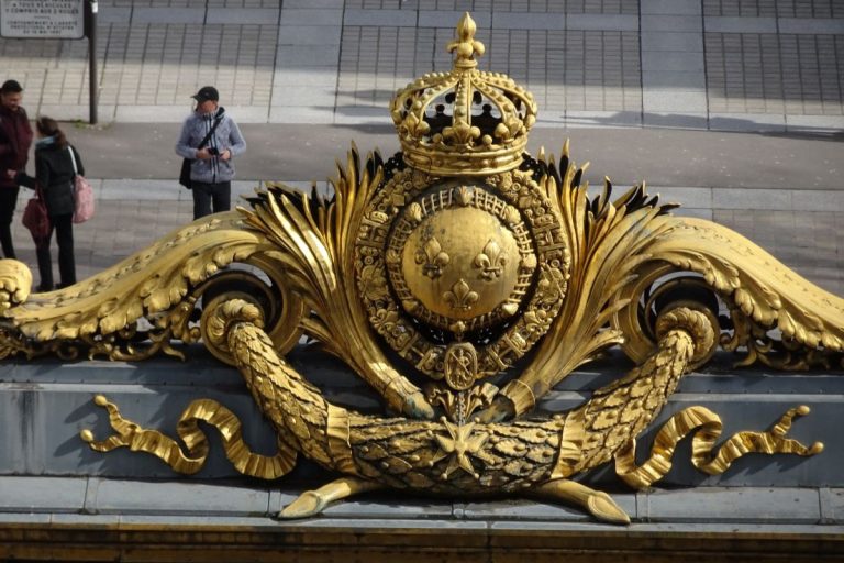 Chapeau de la grille du palais de justice historique de Paris